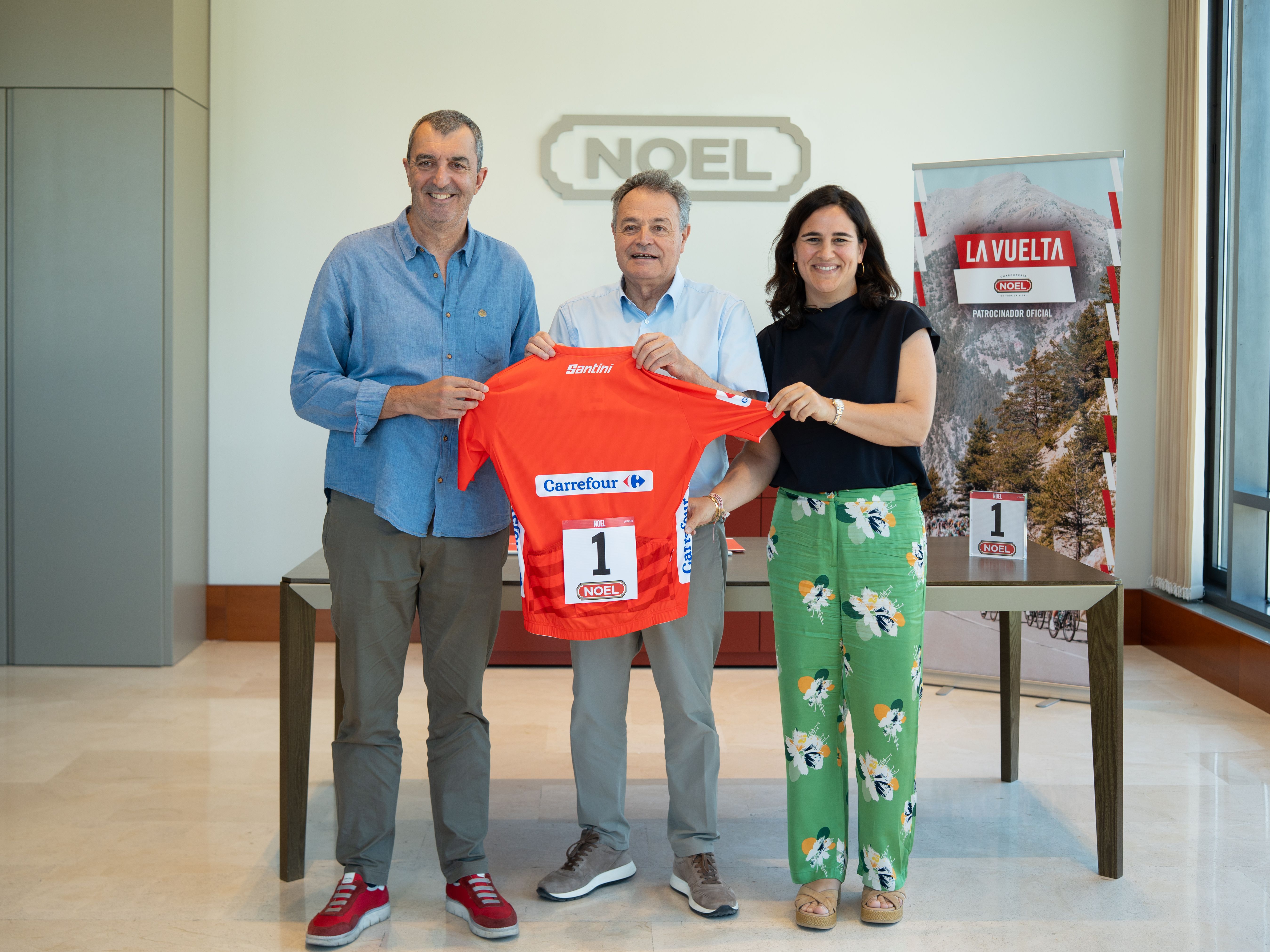 D'esquerra a dreta, Javier Guillén, director general de La Vuelta; Joan Boix, president de Noel; y María Sánchez, directora de Màrqueting de Noel