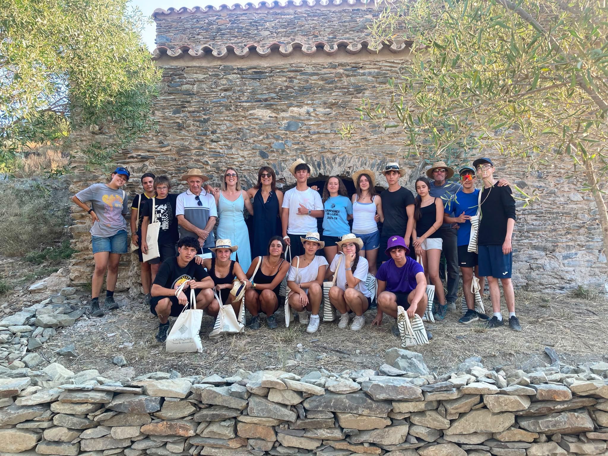 Participants en la segona edició de "Restaurem la paret seca al Cap de Creus"